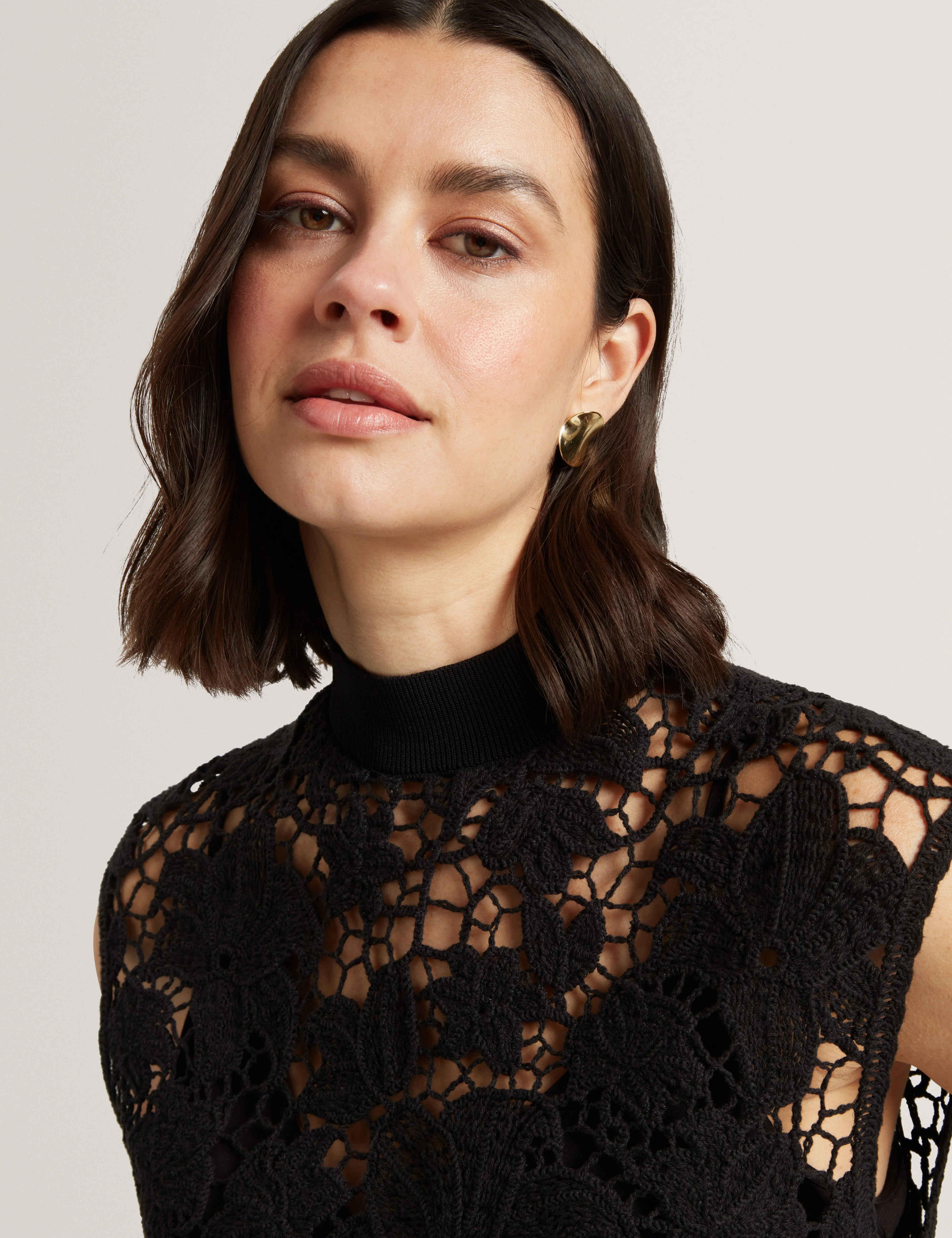 Aenabet Cropped Crochet Top Black - Image 4