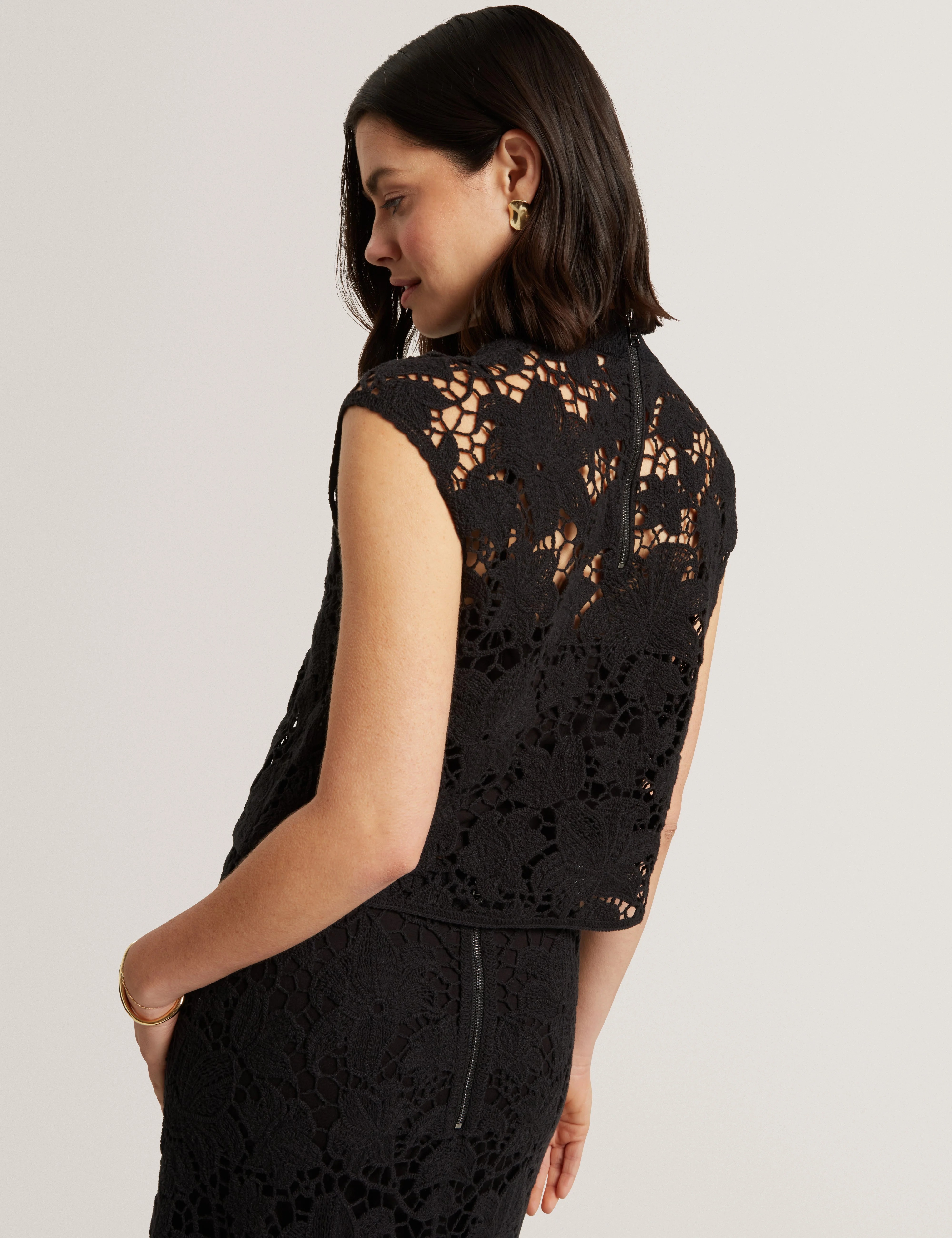 Aenabet Cropped Crochet Top Black - Image 5