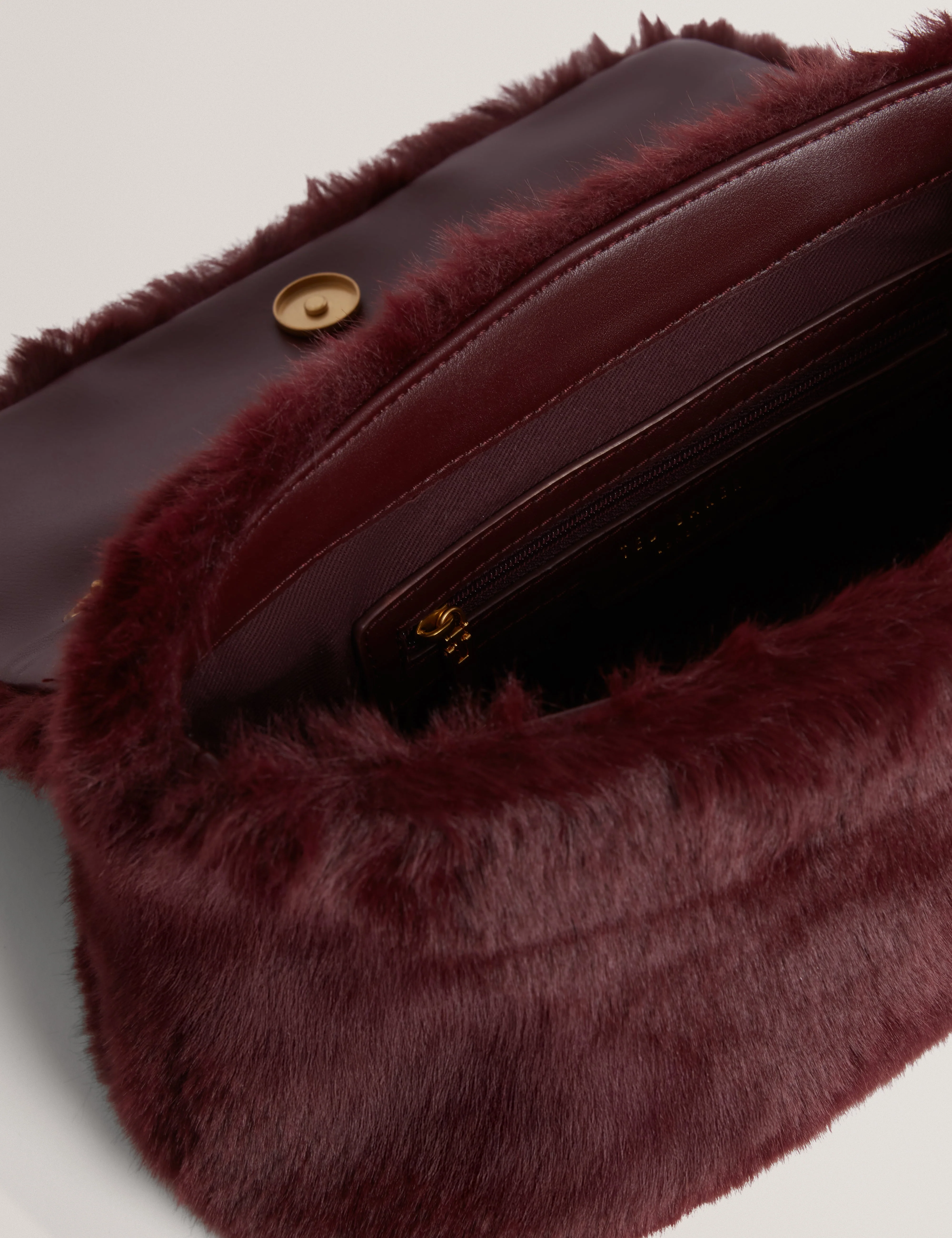 Anilie Tb Detail Faux Fur Shoulder Bag Wine - Image 5