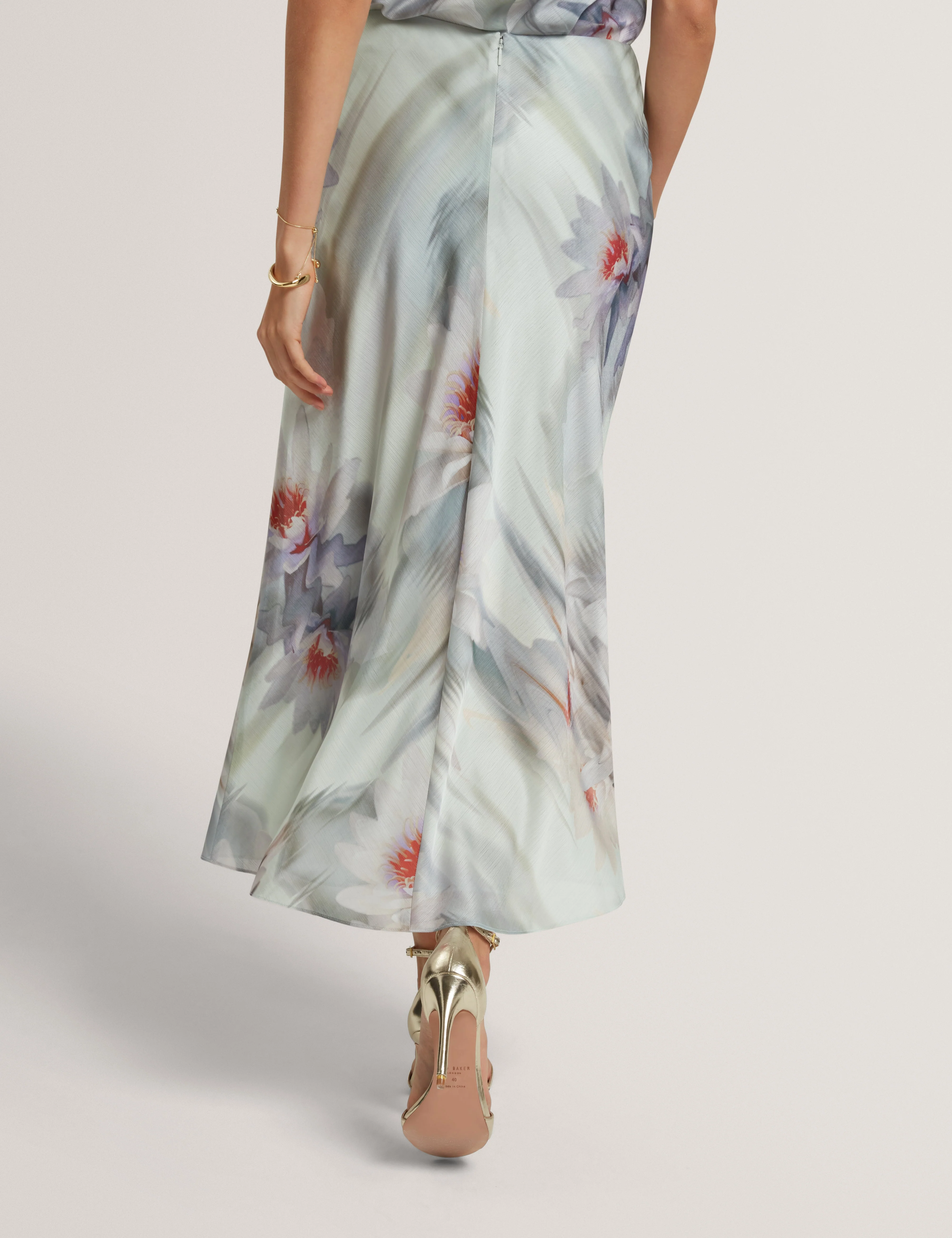 Artica Crinkle Floral Print Midi Skirt Mid-Green - Image 5