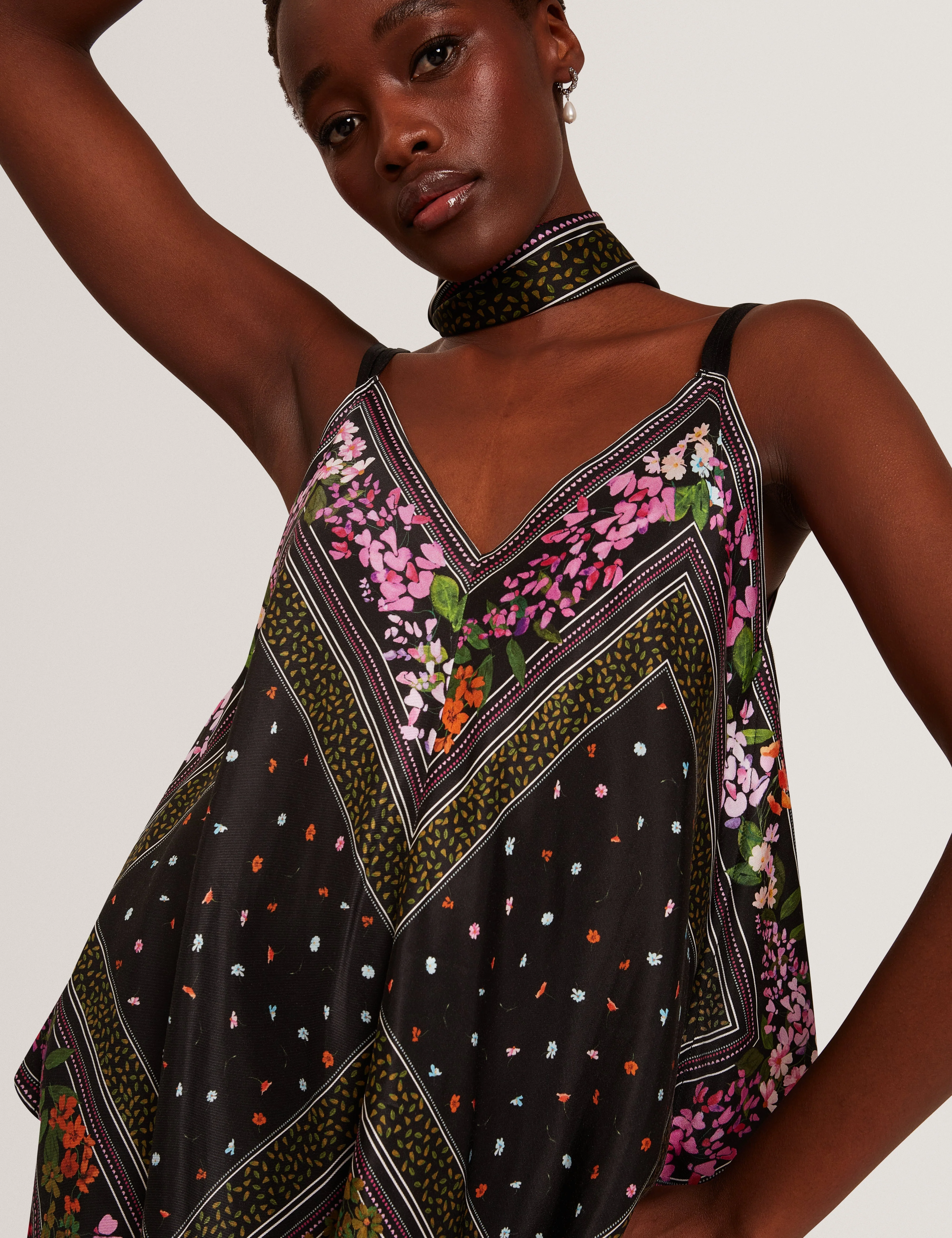 Ayyla Printed V Neck Cami Top Black - Image 2