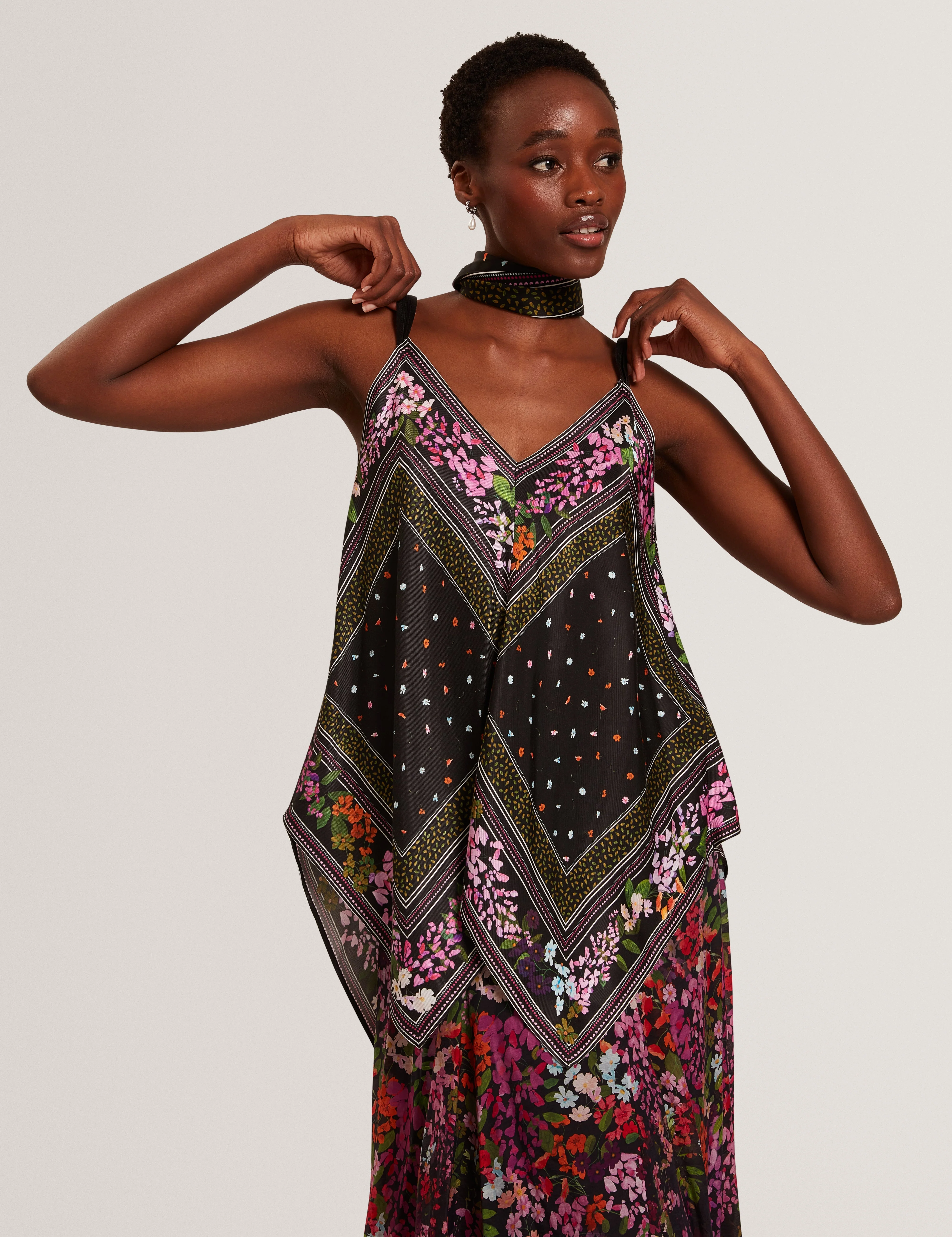 Ayyla Printed V Neck Cami Top Black - Image 4
