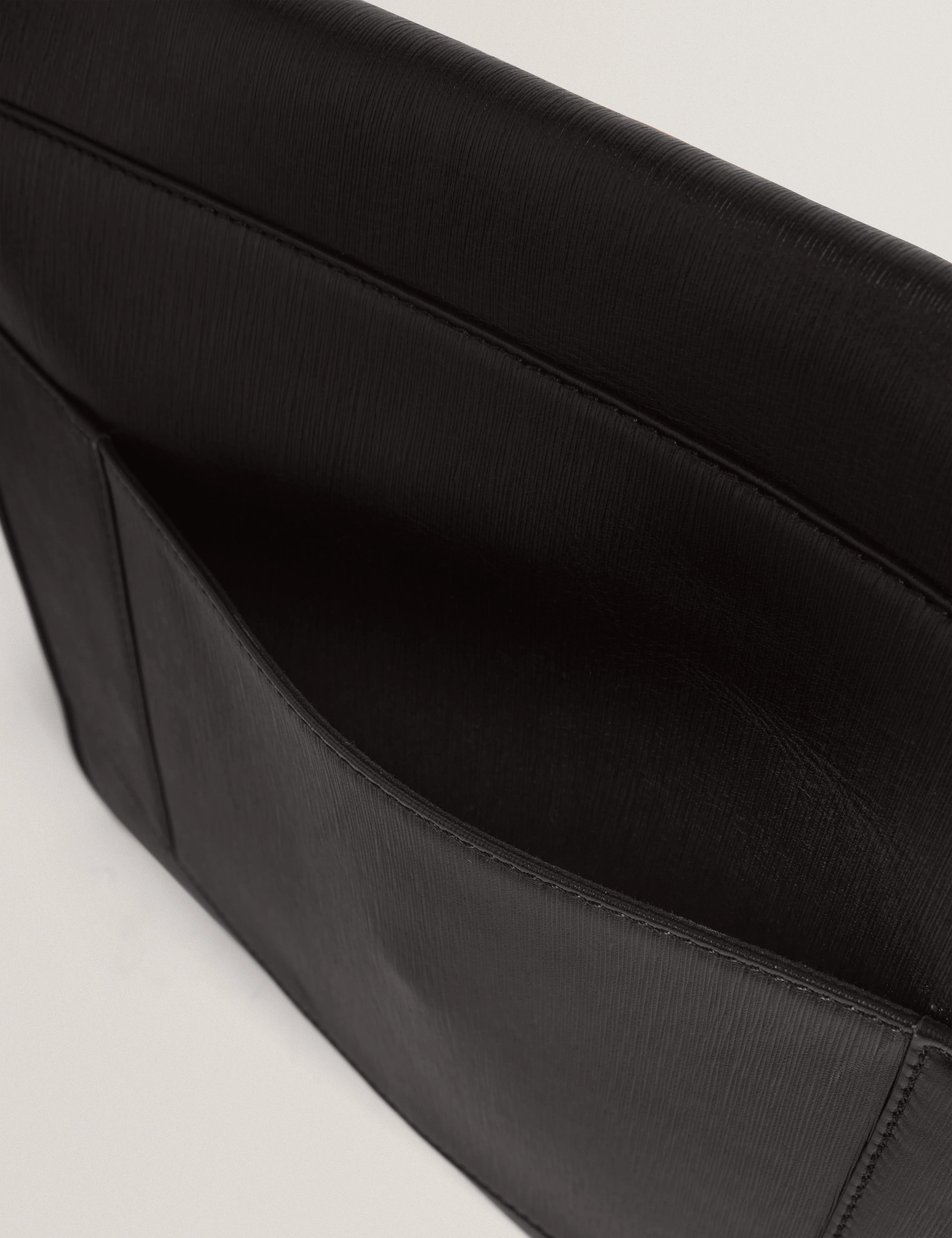 Barkly Bark Texture Leather Messenger Bag Black - Image 5