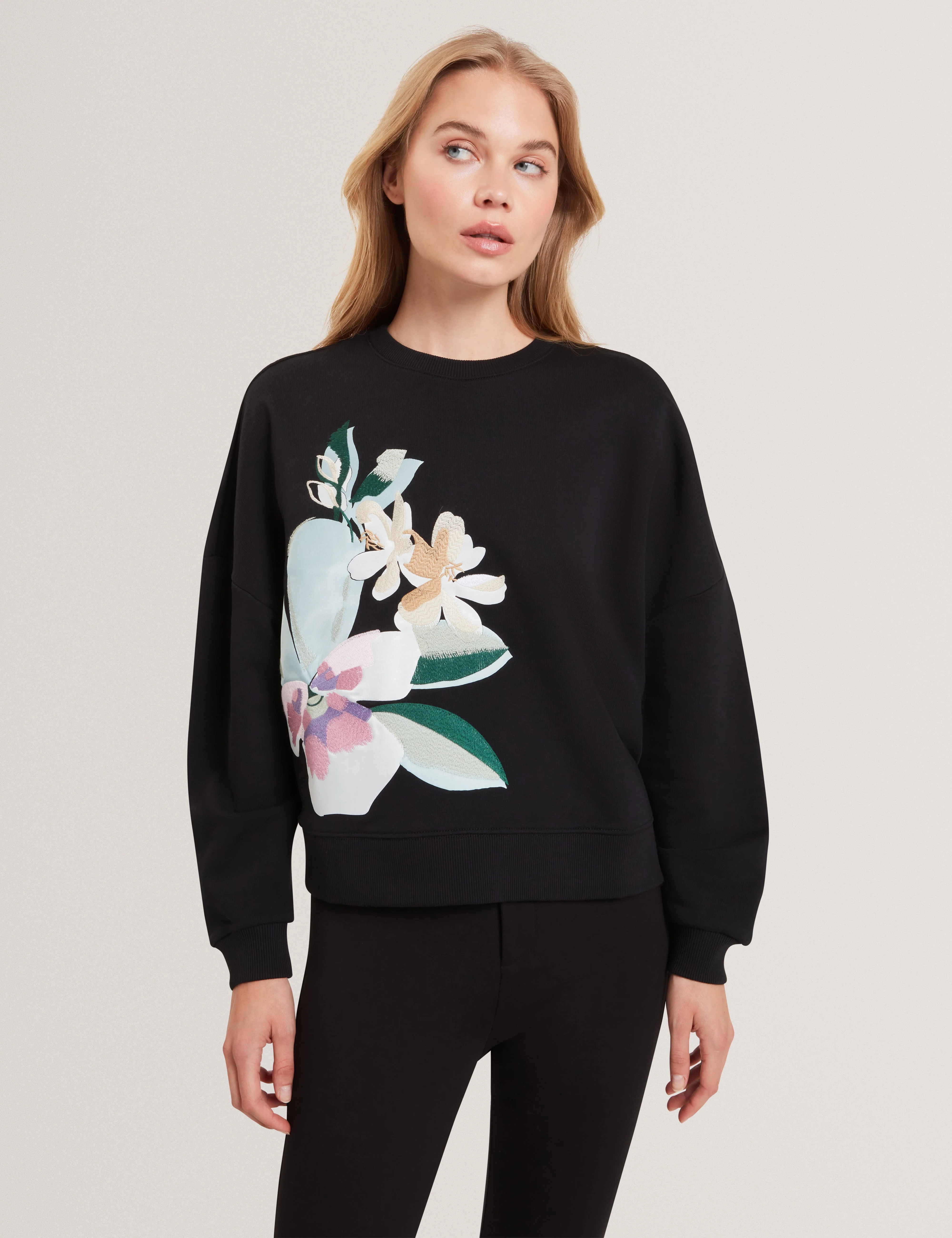 Brookla Printed Embroidered Sweatshirt Black - Image 2