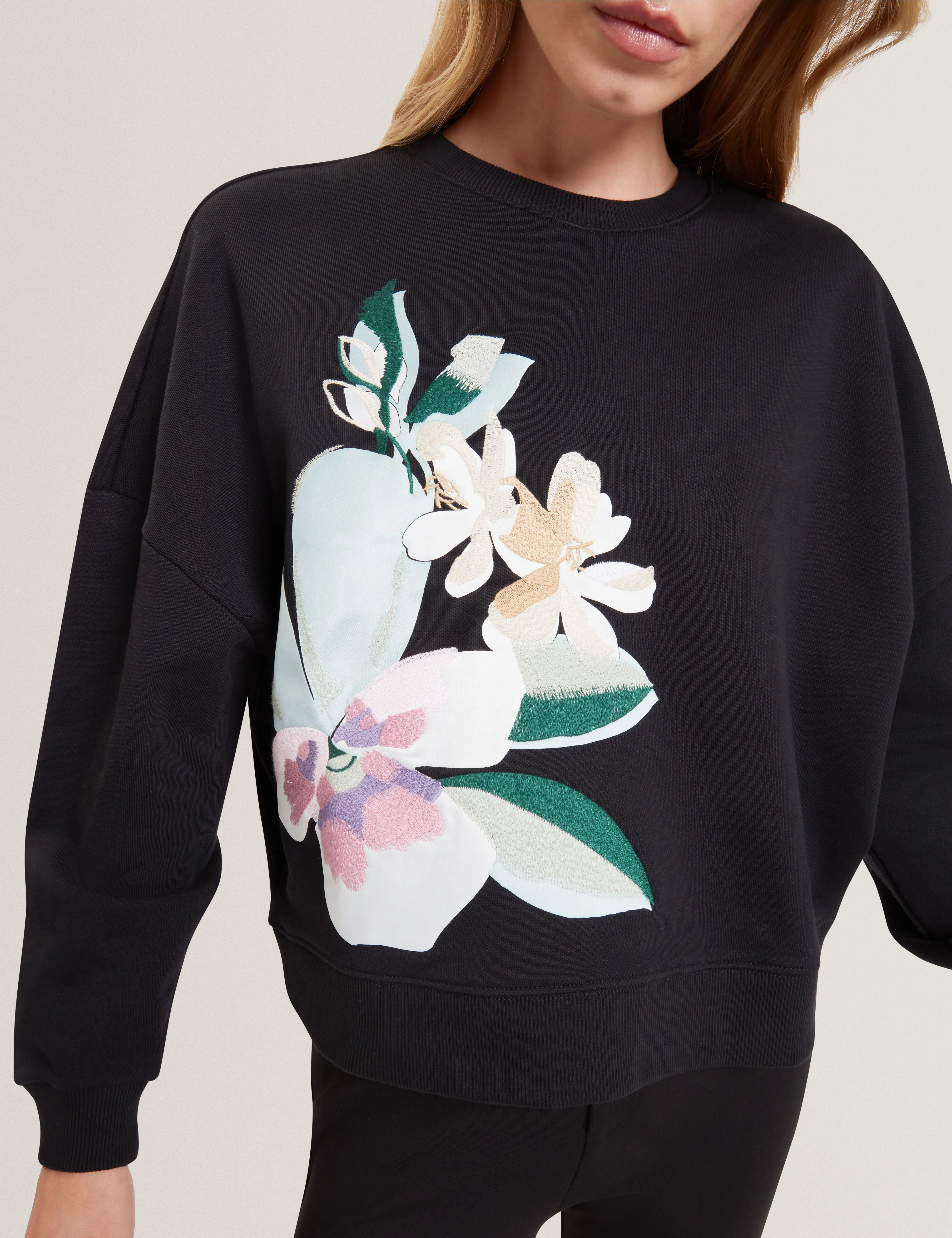 Brookla Printed Embroidered Sweatshirt Black - Image 4