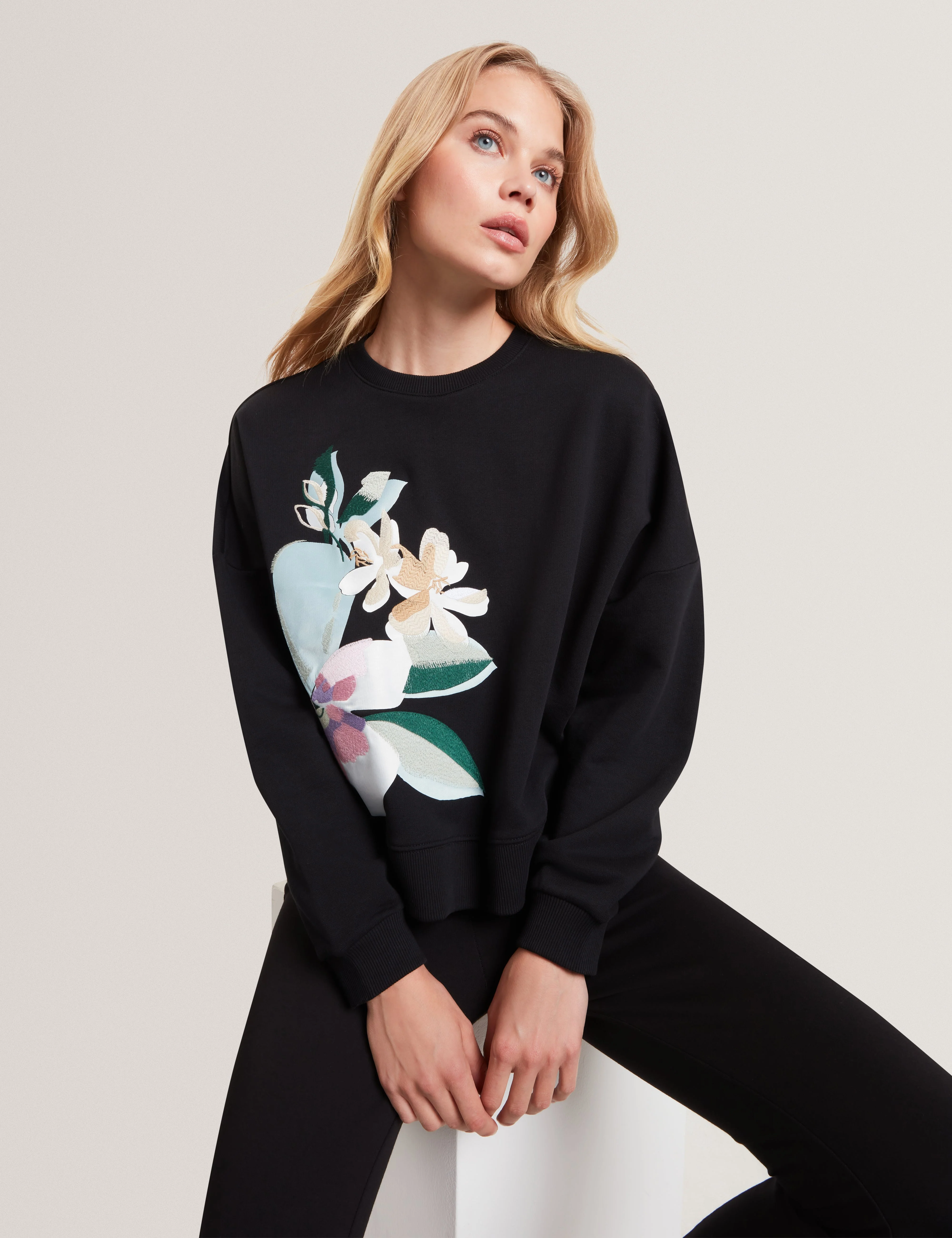 Brookla Printed Embroidered Sweatshirt Black - Image 6