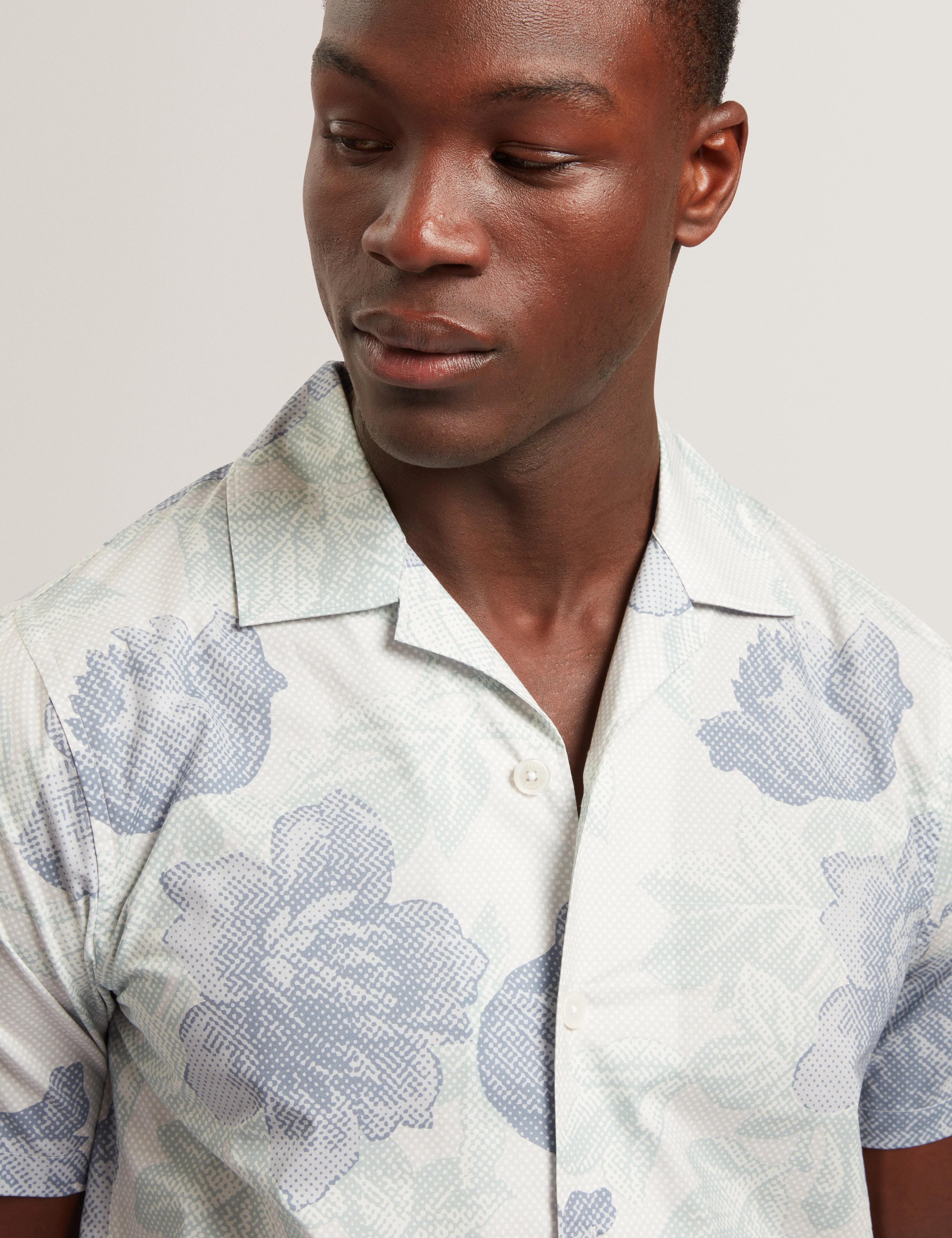 Cesiro Short Sleeve Relaxed Floral Shirt Mid-Green - Image 4