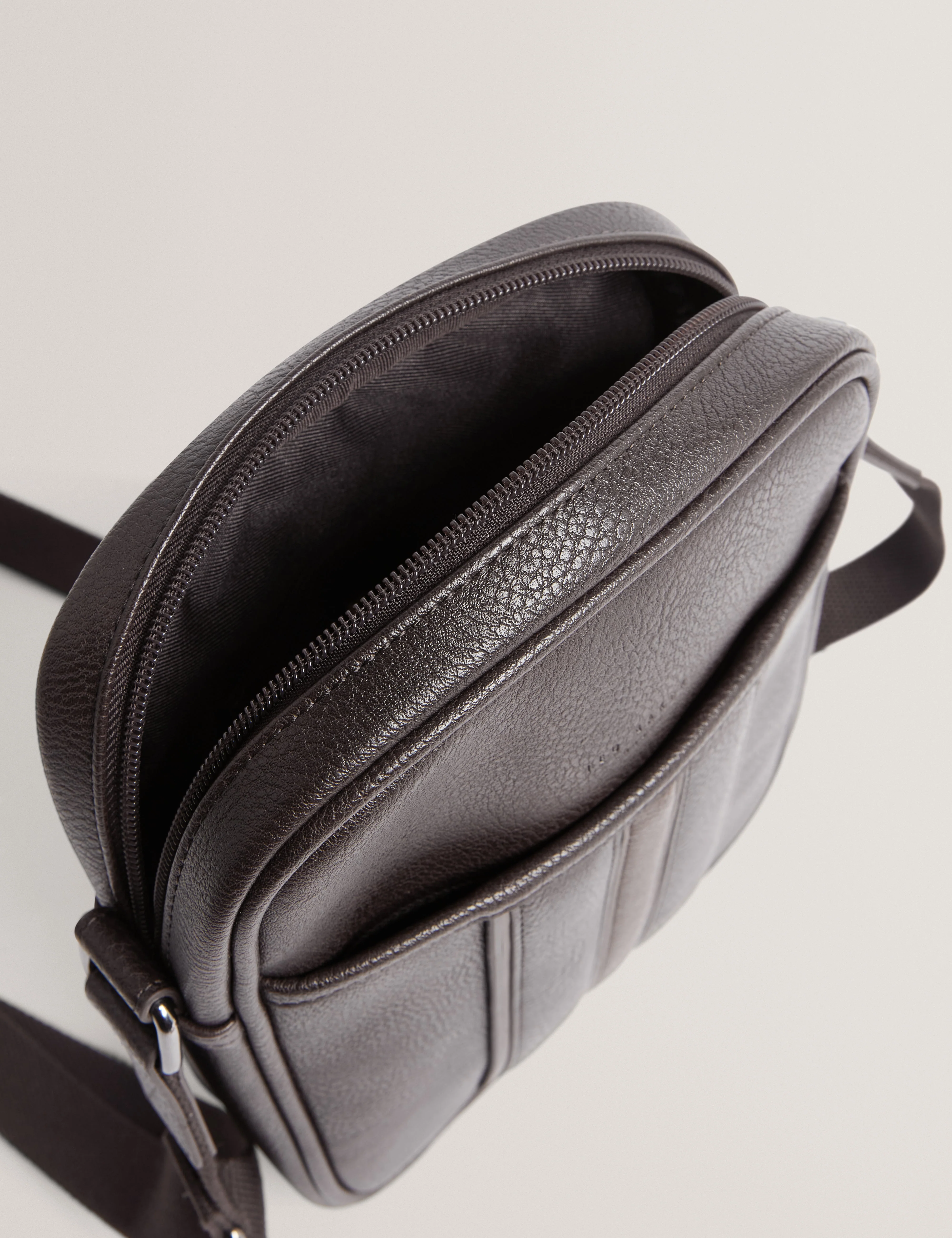 Keiigan Stripe Pu Flight Bag Brn-Choc - Image 5