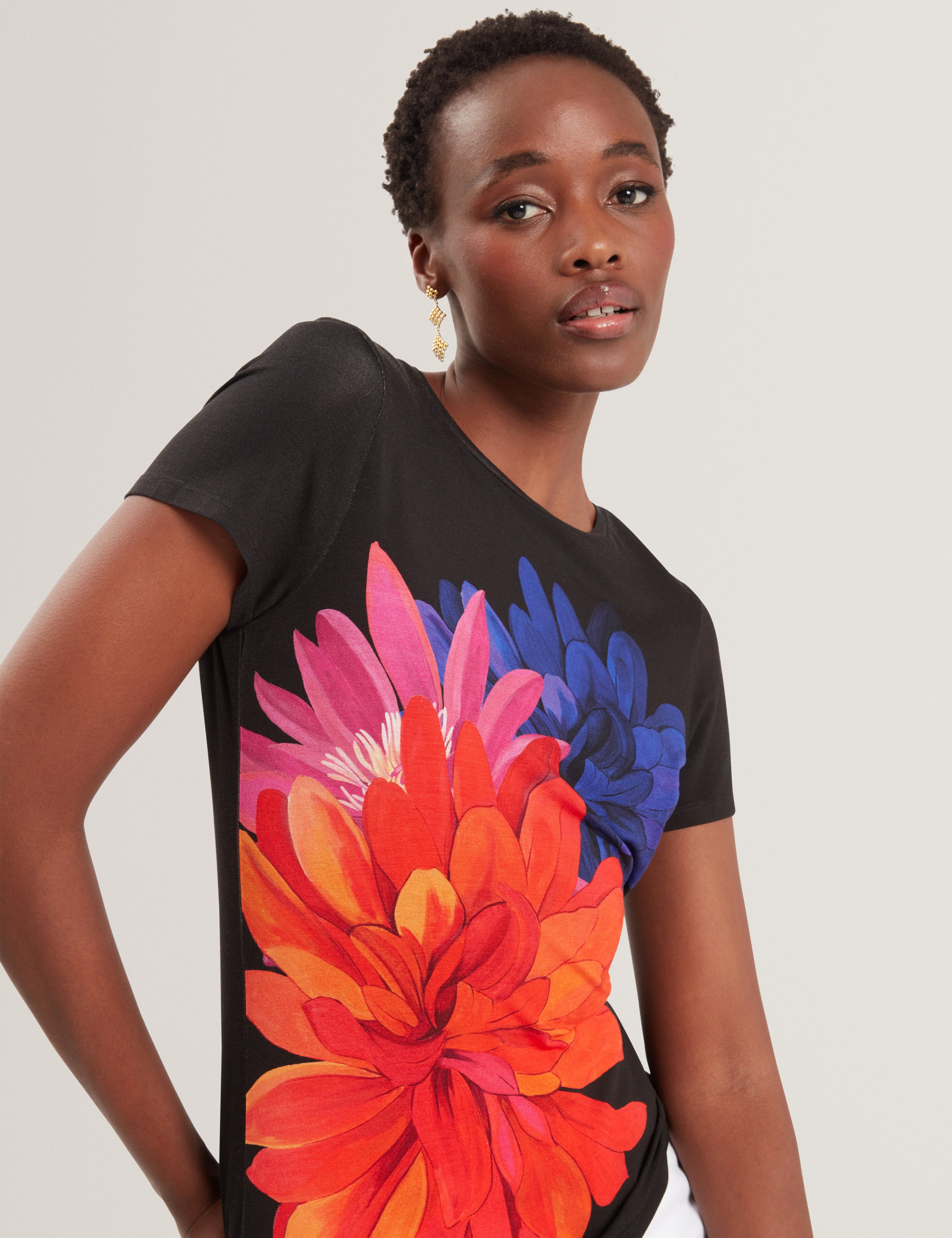 Riccia Printed Fitted Tee Black - Image 3