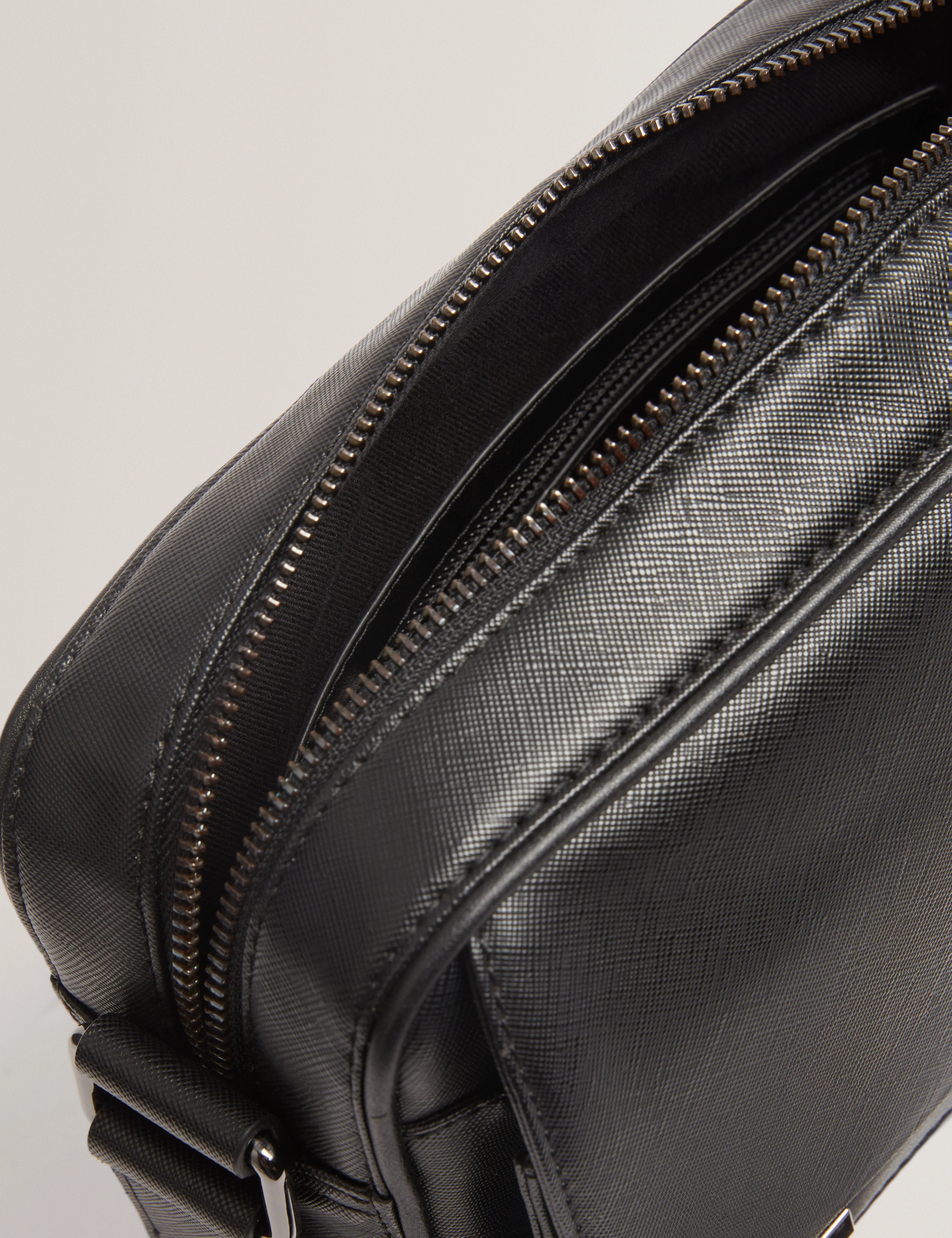 Sampson Tie Bar Detail Pu Messenger Bag Black - Image 4