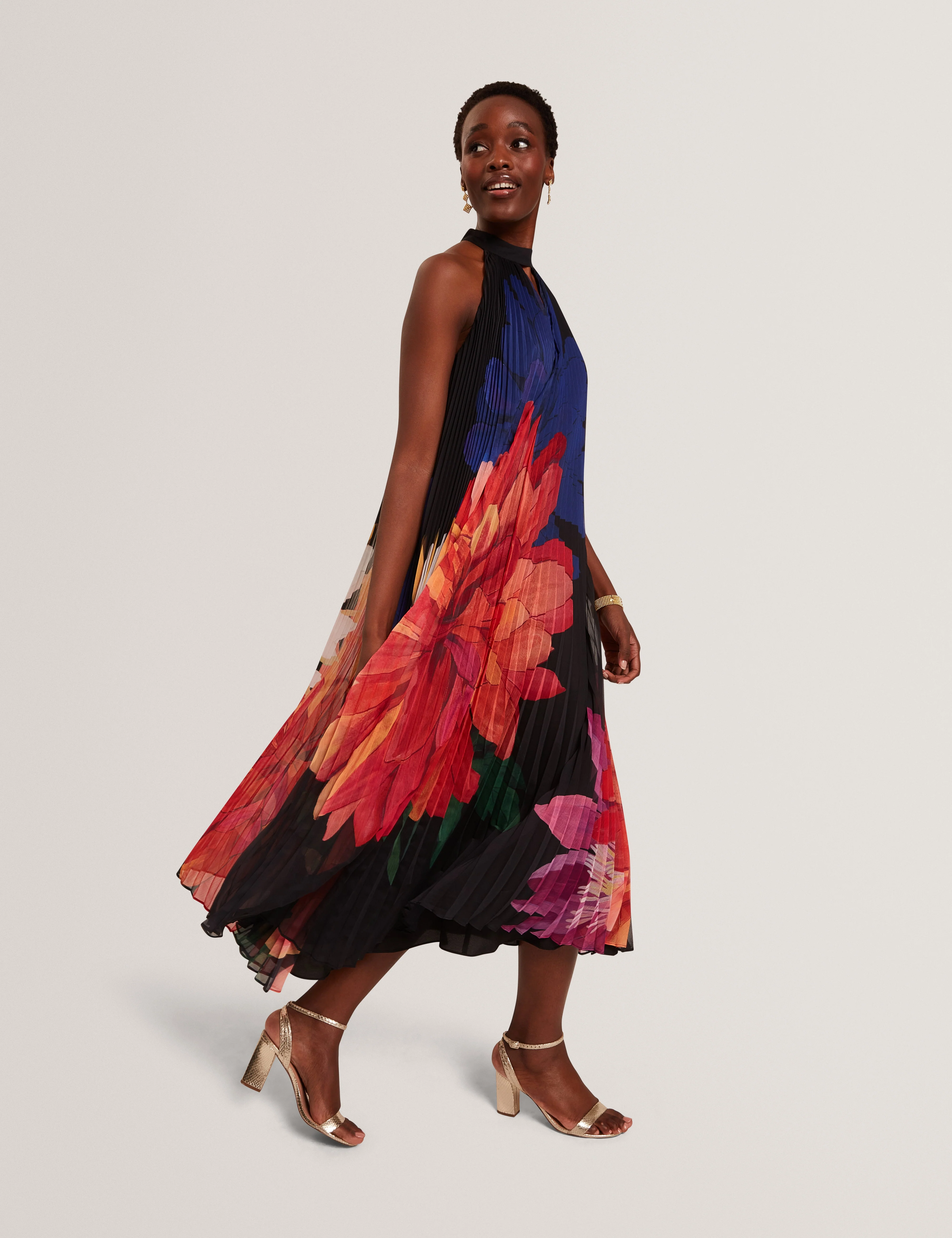 Scotlia Printed Halter Neck Pleated Maxi Dress Black - Image 4