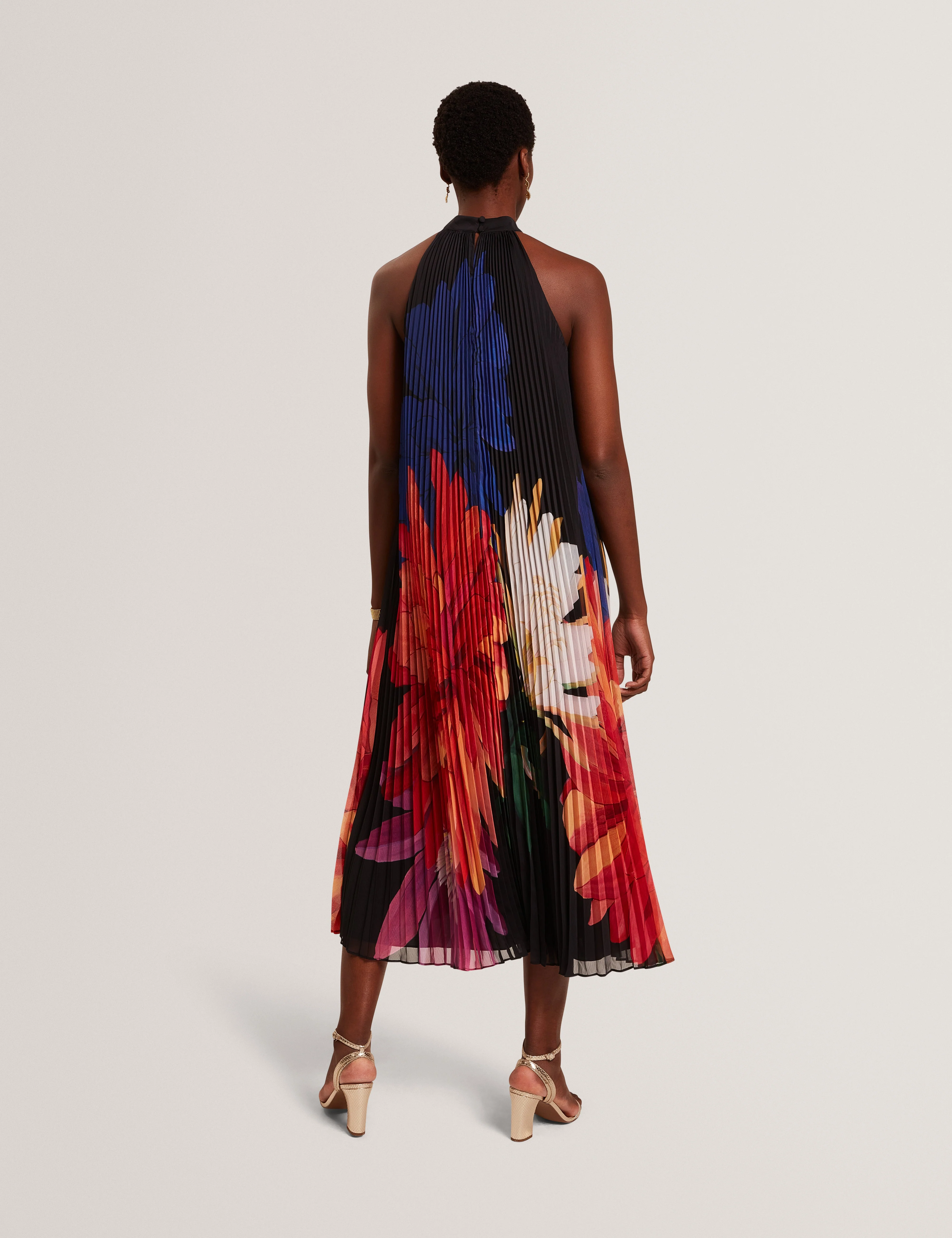 Scotlia Printed Halter Neck Pleated Maxi Dress Black - Image 5