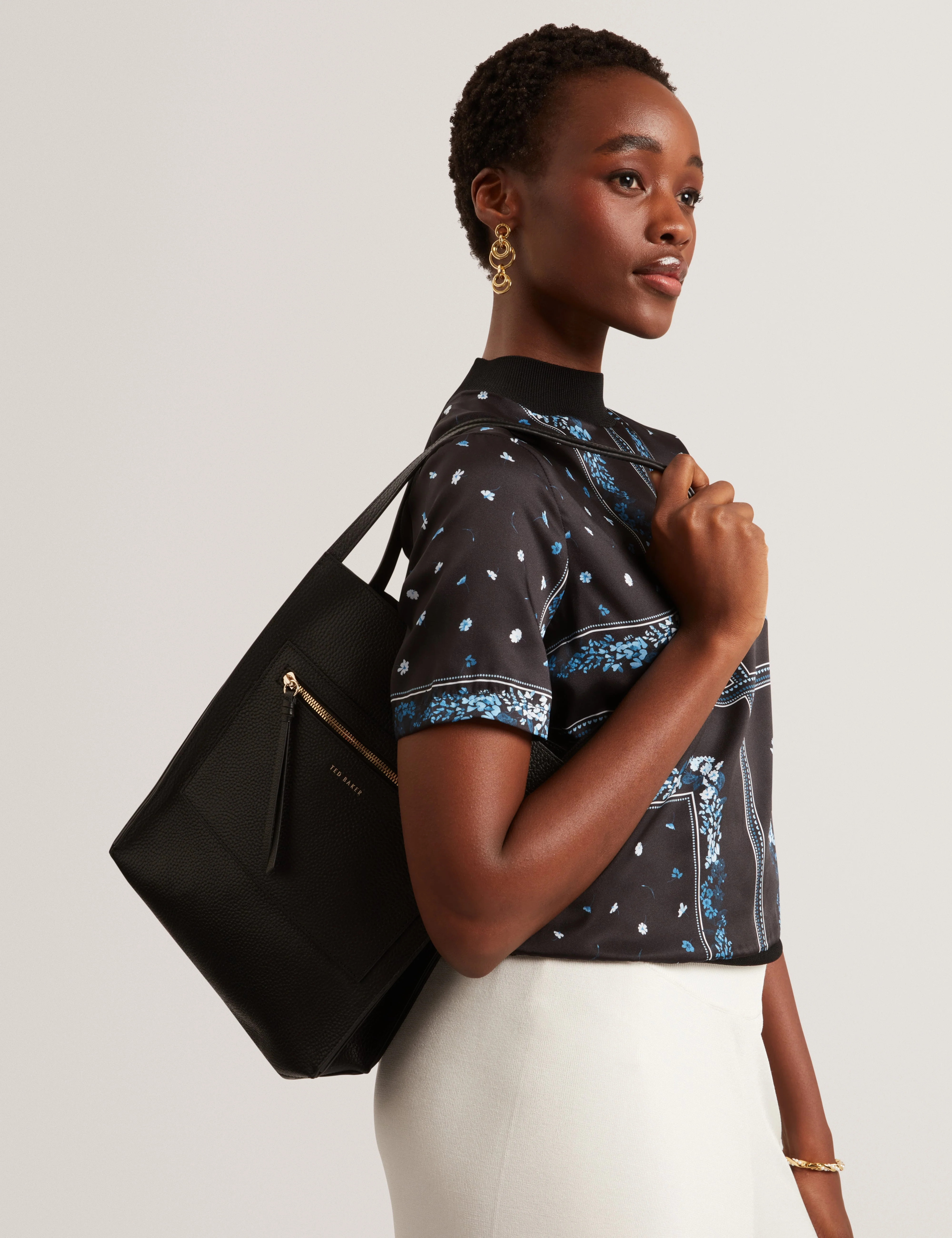 Taala Soft Slouch Small Leather Tote Bag Black - Image 7