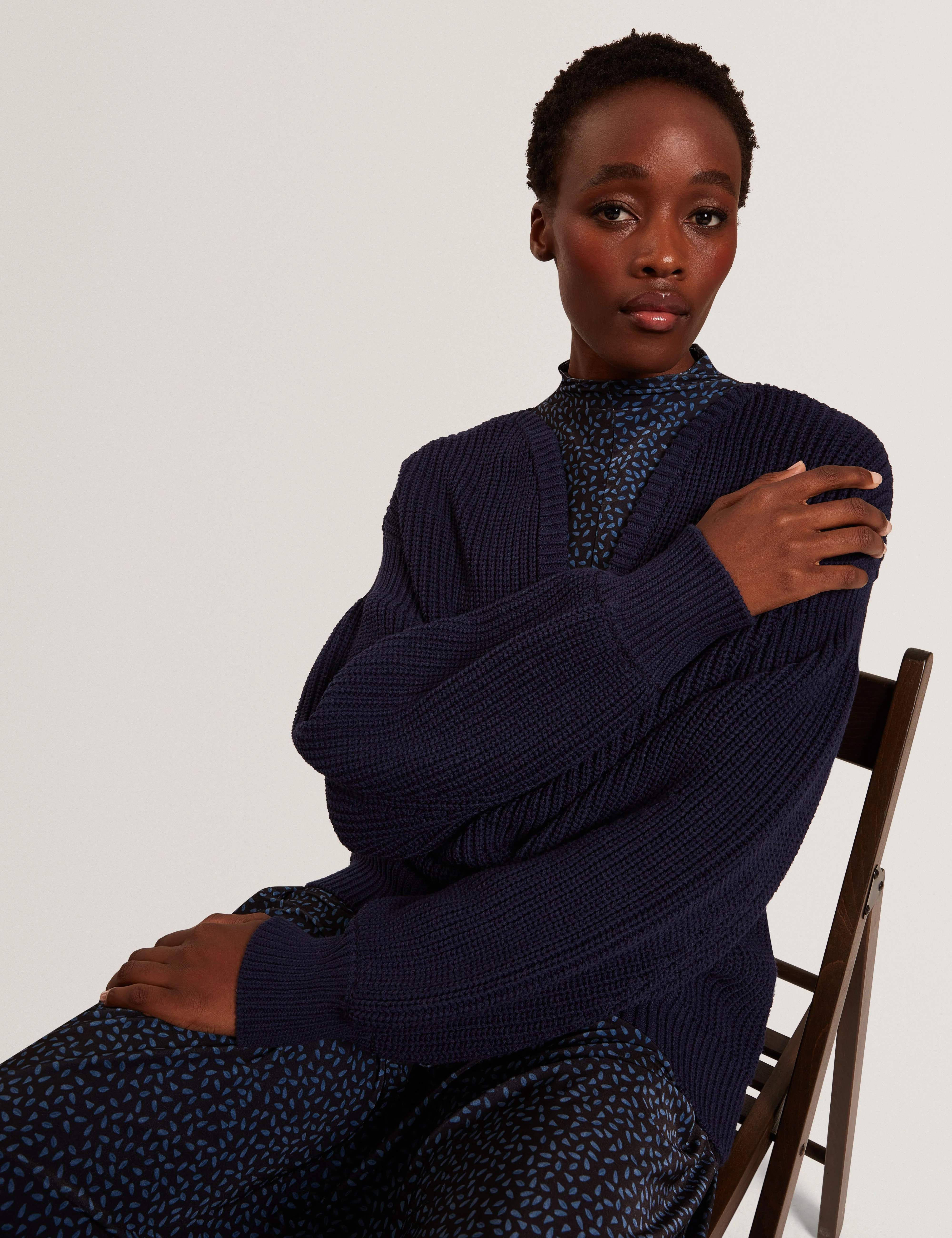 Velmee Cotton Blend V Neck Sweater Navy - Image 3