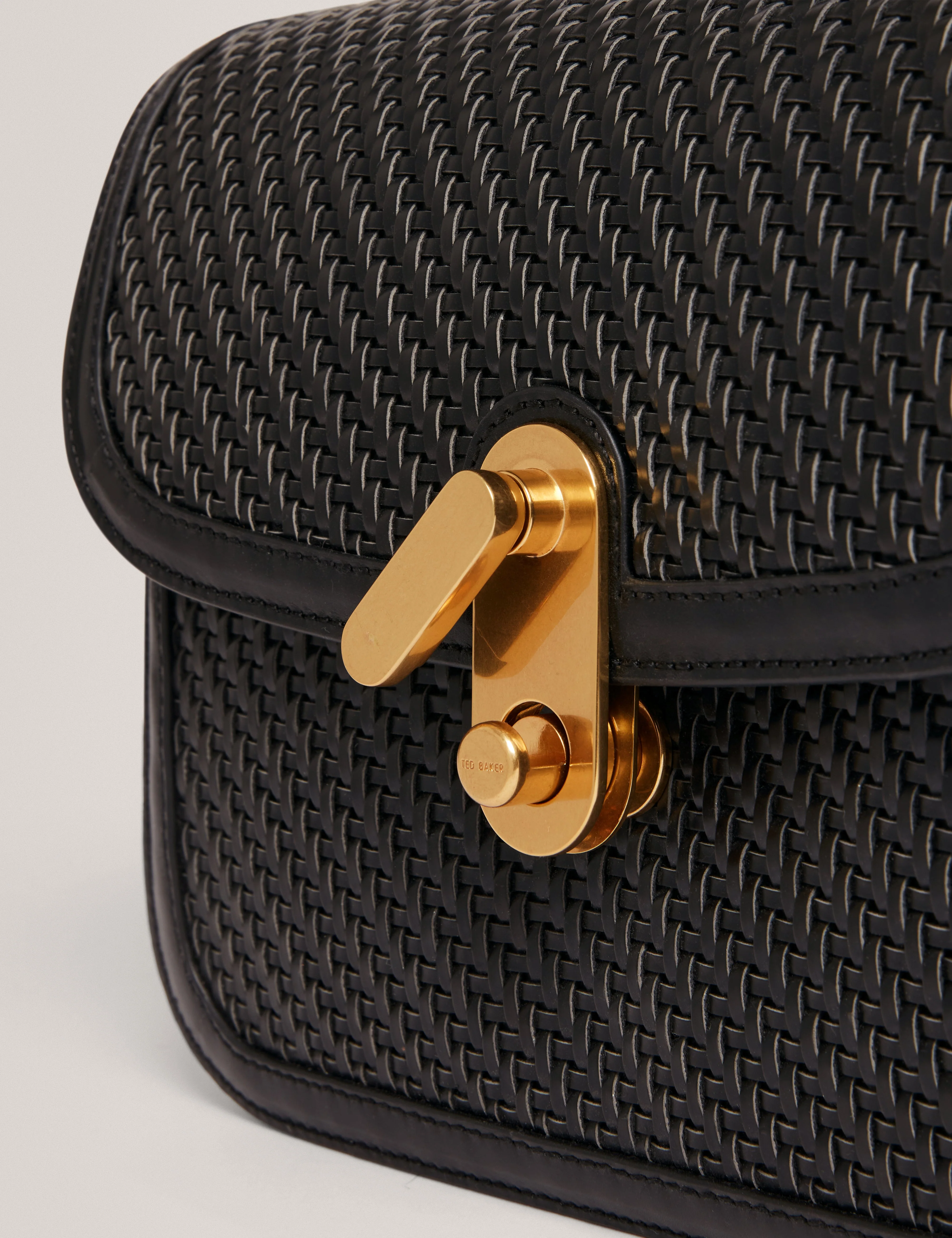 Warnerr Twist Lock Detail Woven Embossed Saddle Black - Image 3